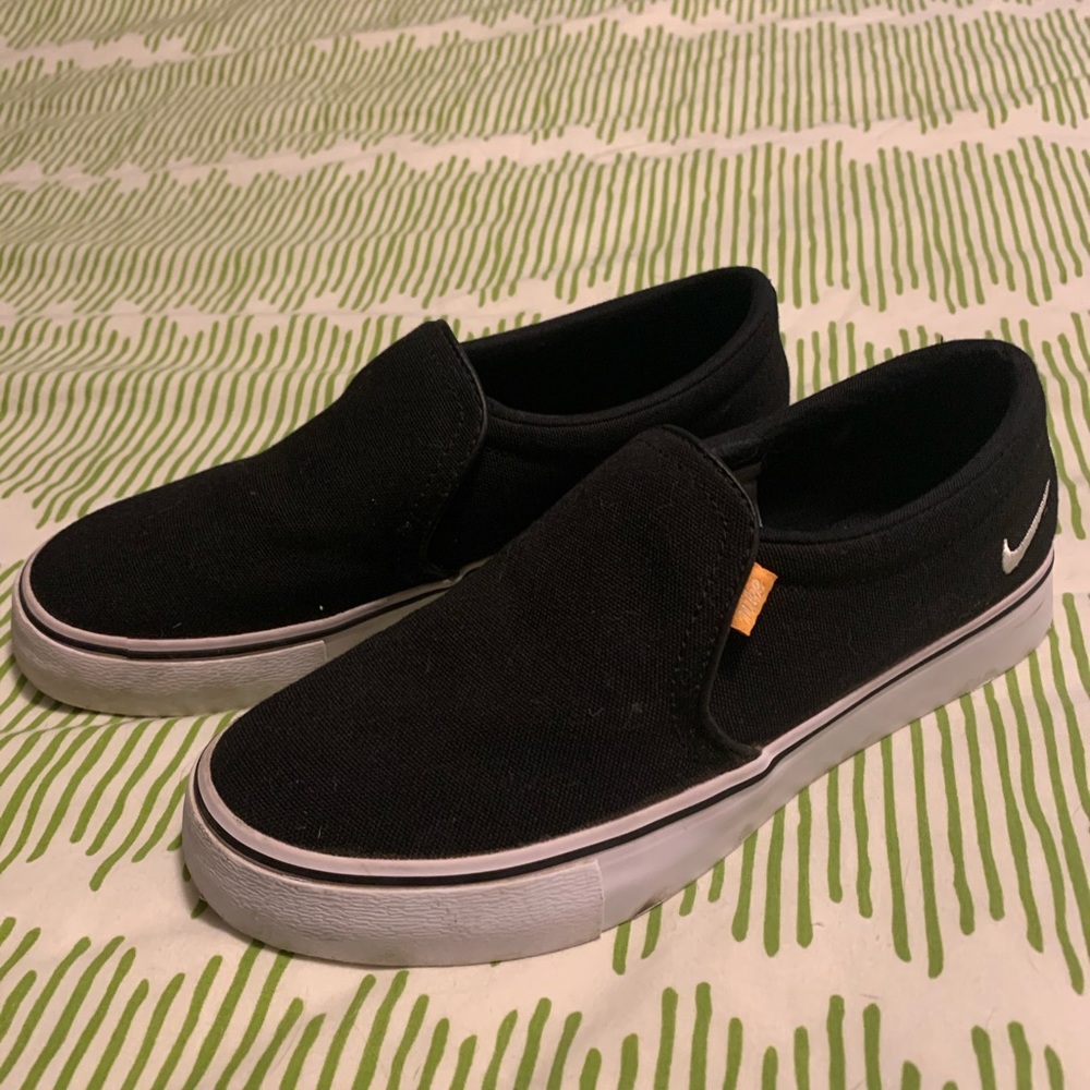 Nike Slip On’s Size 6 older kids
